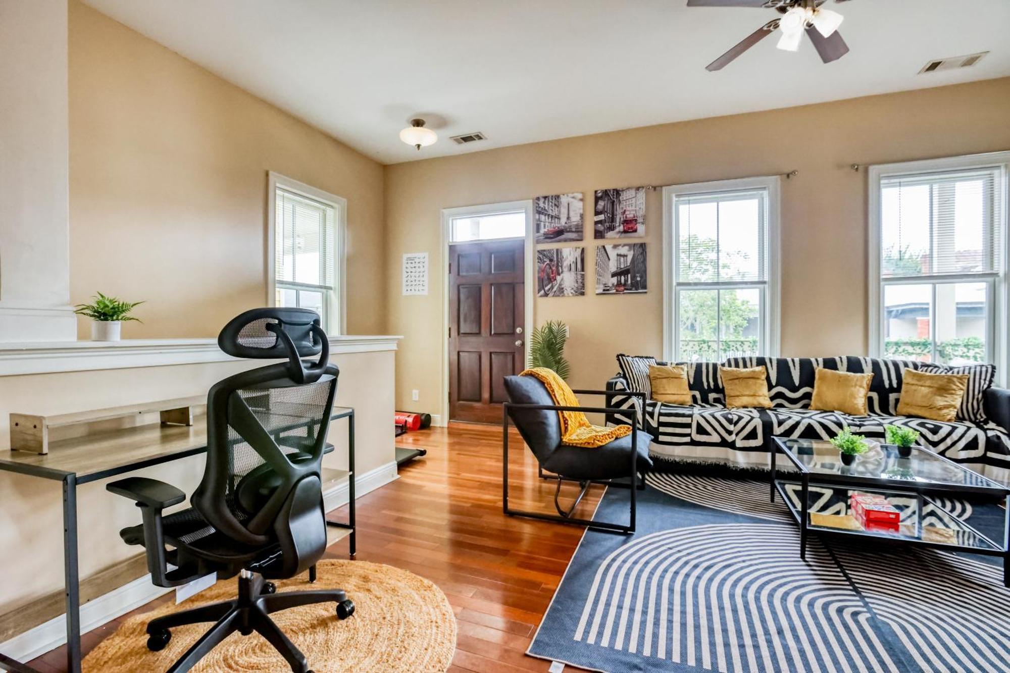 Holiday home 5 Min To Starland, Dt, Forsyth & River St - 2 Balcony