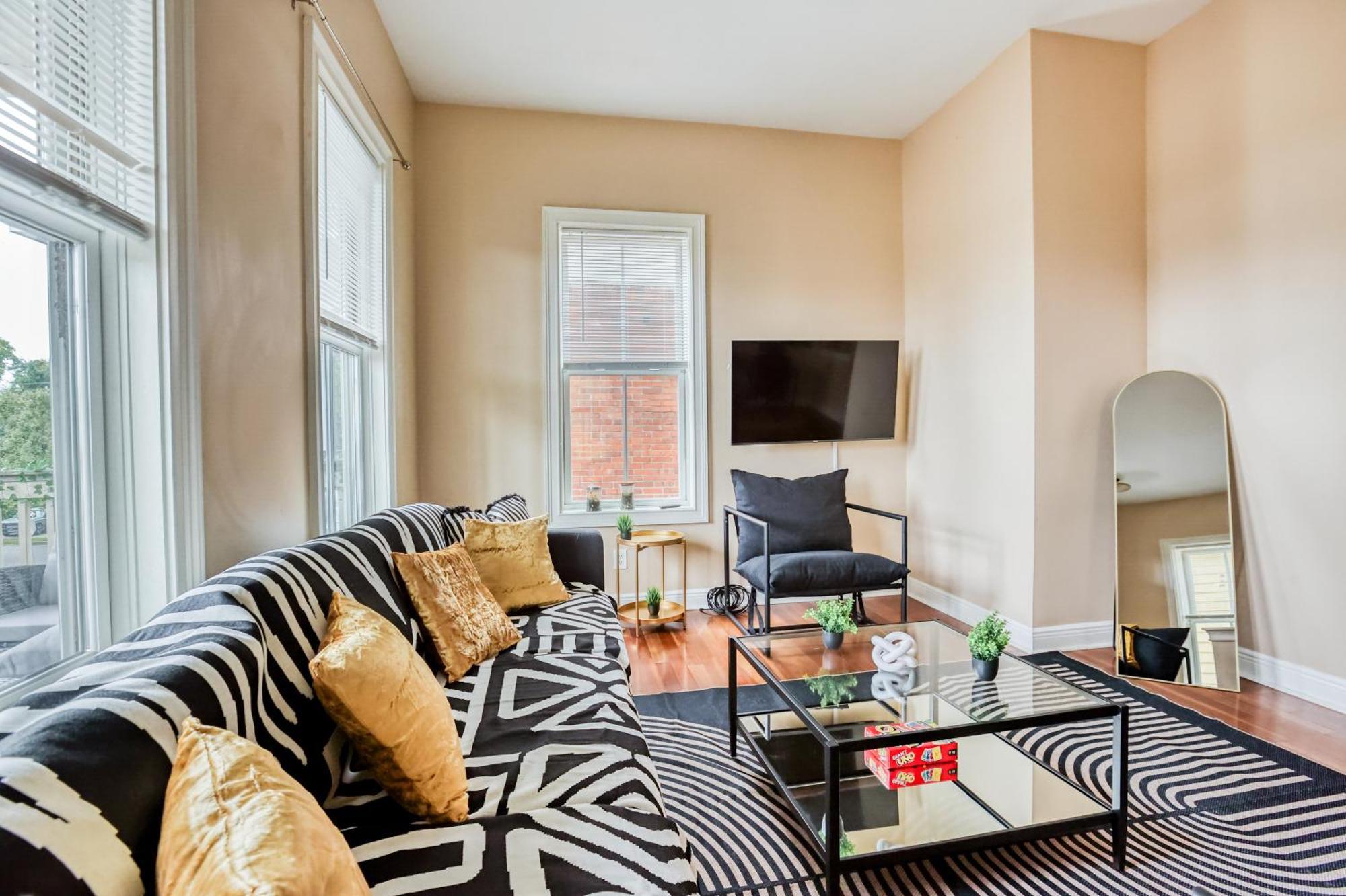Holiday home 5 Min To Starland, Dt, Forsyth & River St - 2 Balcony